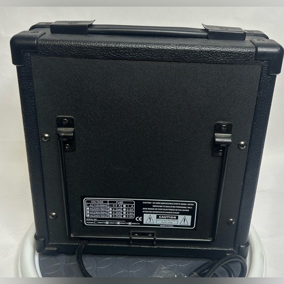 GA10 10 Watt Practice Size Guitar Amp - Tested - Picture 4 of 9